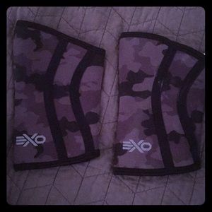 Exo sleeve knee sleeves. Black and Gray camo small